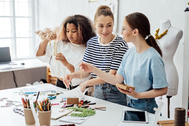 Osoby haftujące na warsztatach